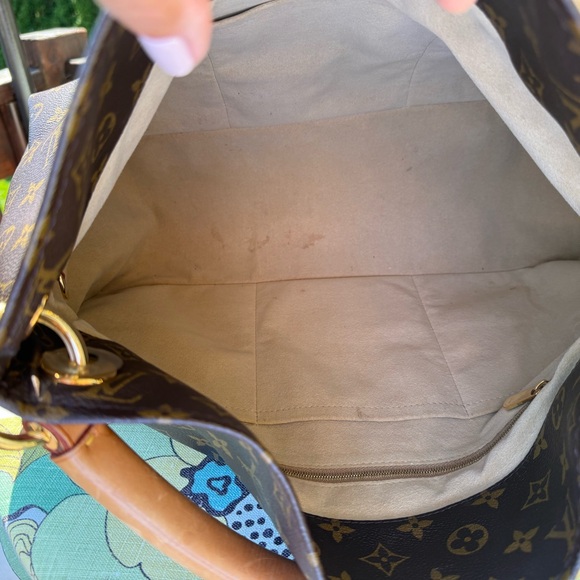 Louis Vuitton Artsy MM Monogram Bag - Picture 13 of 16